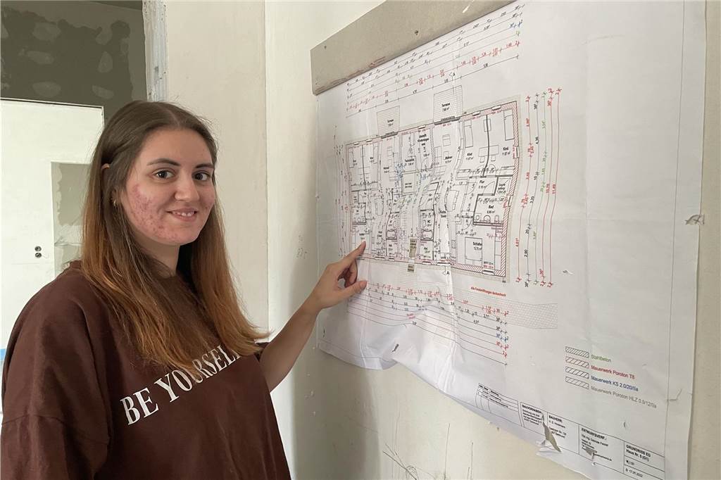 27 neue Wohnungen in Oestrich: Vermietungsbeginn am 1. Dezember 2024 Hausverwalterin Jill Aschrich zeigt auf dem Plan, dass alle Wohnungen im Neubau-Komplex in Dortmund-Oestrich Balkone oder Terrassen haben werden.