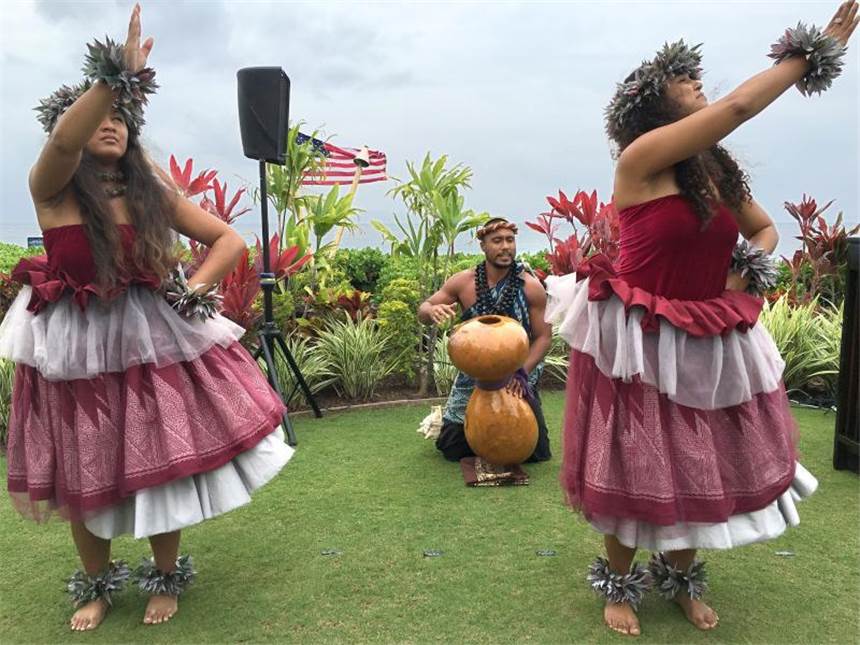 (Kein) Tennis auf Hawaii? Die bizarre deutsche Fed-Cup-Reise Hawaiianische Tänzer treten vor der Auslosung der Partien für die Fed-Cup-Begenung zwischen den USA und Deutschland auf. Foto: Wolfgang Müller
