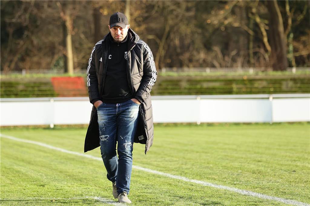 Der Lüner SV freut sich auf die Winterpause Hayrettin Celik am Seitenrand.