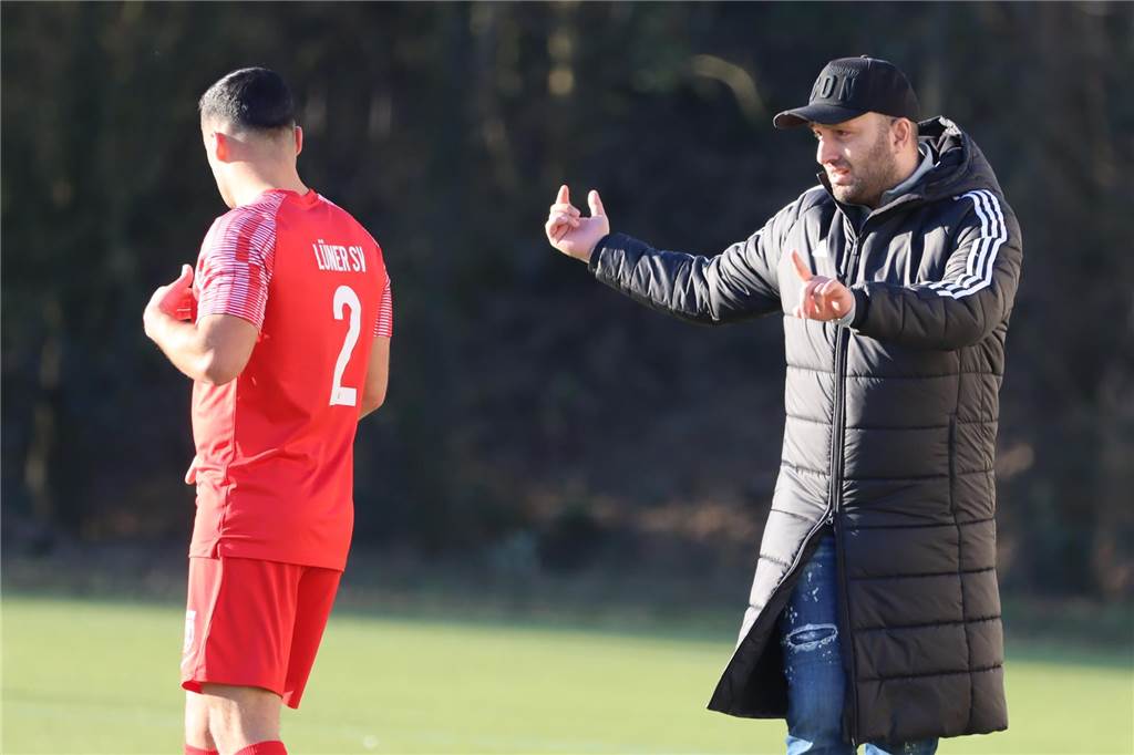 Hayrettin Celik im großen Interview: Krise, Transfers und Endspiele Hayrettin Celik erklärt Serdar Bingöl etwas.