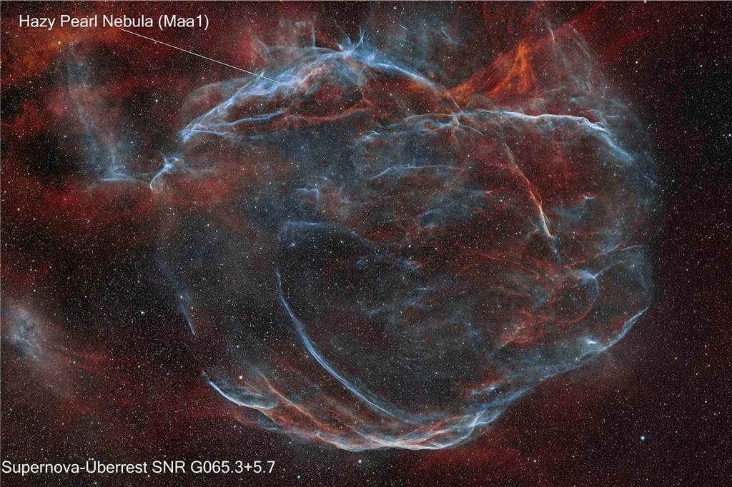 Salie’s und Hazy Pearl Nebula: Peter Maasewerd entdeckt Objekte im Weltall Hazy Pearl (MAA1) versteckte sich im Supernova-Überrest SNR G065.3+5.7. Das Kürzel bezeichnet seine Position relativ zur Galaktischen Ebene.