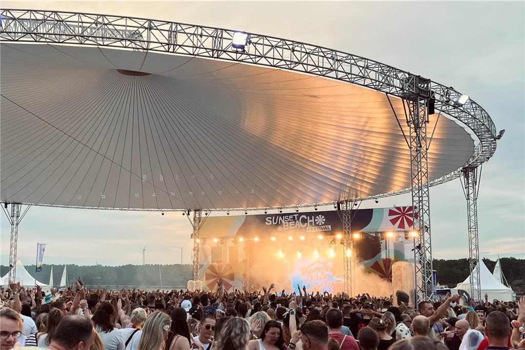 Viele Menschen tanzen vor der Bühne beim Sunset Beach Festival in Haltern.
