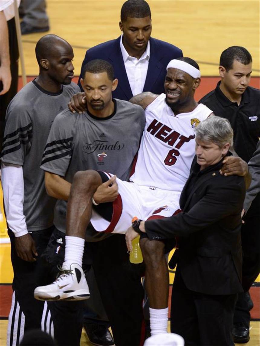Miami kurz vor NBA-Titel - Oklohoma braucht Wunder Heat-Star LeBron James musste mit Krämpfen vom Spielfeld getragen werden. Foto: Rhona Wise