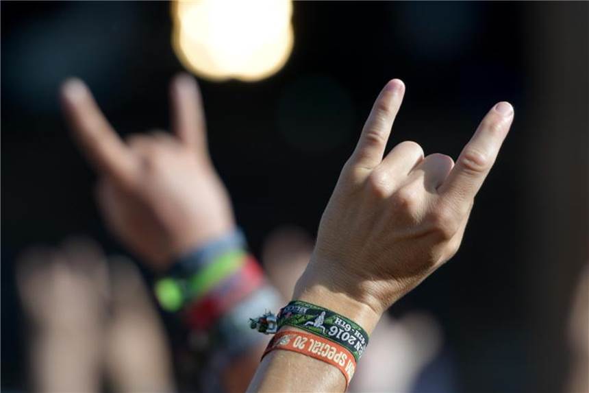 Heavy Metal und eine „Pommesgabel“ zum Gruß: Heike Denzaus Krimi spielt über weite Strecken vor dem Hintergrund des Wacken Open Air. Foto: Axel Heimken