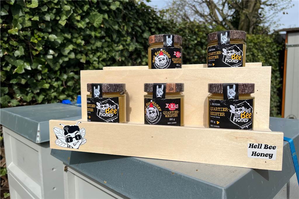 „Hatte da Bock drauf!“ - Patrick Kramer macht Honig mitten im Wohngebiet in Haltern Honig-Gläser stehen auf den Bienenkästen