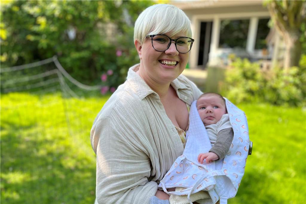 Nach spontaner Hausgeburt: Hebamme erhält Strafzettel wegen Falschparkens Hebamme Laura Eßmann hält Baby Jella im Arm. Sie hat das Mädchen ungeplant im Haus von Familie Knorr zur Welt gebracht.