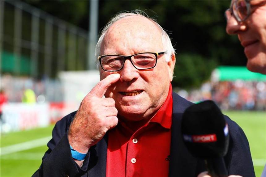 Seeler vor Zweitliga-Saison des HSV: „Kein Wunschkonzert“ Hebt vor der ersten Zweitliga-Saison der warnenden Finger: HSV-Idol Uwe Seeler. Foto: Christian Charisius