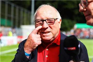 Hebt vor der ersten Zweitliga-Saison der warnenden Finger: HSV-Idol Uwe Seeler. Foto: Christian Charisius