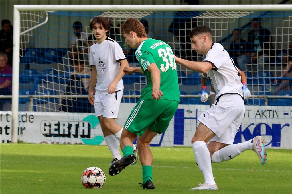 Hecker-Cup 2023, 2. Halbfinale, FC Brünninghausen (weiss) vs. Holzwickeder SC (grün),Aufnahmeort: Dortmund, Sportplatz Aplerbeck (Waldstadion), Schwerter Str. 238,Aufnahmedatum: 28.07.2023,Copyright / Urheber Foto: Nils Foltynowicz, Dortmund Persönlich haftender EinzelunternehmerUSt-IdNr.: DE184104910E-Mail: folty@mailbox.org; fotos@folty.deWeb: www.folty.deTwitter: @FoltyFotoTel.: +49 (151) - 41 61 5000Veröffentlichung honorarpflichtig zzgl. 7 % Mehrwertsteuer.