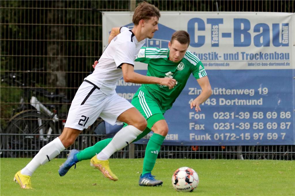 Hecker-Cup 2023, 2. Halbfinale, FC Brünninghausen (weiss) vs. Holzwickeder SC (grün),Aufnahmeort: Dortmund, Sportplatz Aplerbeck (Waldstadion), Schwerter Str. 238,Aufnahmedatum: 28.07.2023,Copyright / Urheber Foto: Nils Foltynowicz, Dortmund Persönlich haftender EinzelunternehmerUSt-IdNr.: DE184104910E-Mail: folty@mailbox.org; fotos@folty.deWeb: www.folty.deTwitter: @FoltyFotoTel.: +49 (151) - 41 61 5000Veröffentlichung honorarpflichtig zzgl. 7 % Mehrwertsteuer.