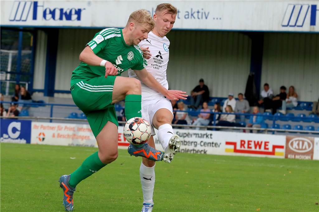 Hecker-Cup 2023, 2. Halbfinale, FC Brünninghausen (weiss) vs. Holzwickeder SC (grün),Aufnahmeort: Dortmund, Sportplatz Aplerbeck (Waldstadion), Schwerter Str. 238,Aufnahmedatum: 28.07.2023,Copyright / Urheber Foto: Nils Foltynowicz, Dortmund Persönlich haftender EinzelunternehmerUSt-IdNr.: DE184104910E-Mail: folty@mailbox.org; fotos@folty.deWeb: www.folty.deTwitter: @FoltyFotoTel.: +49 (151) - 41 61 5000Veröffentlichung honorarpflichtig zzgl. 7 % Mehrwertsteuer.
