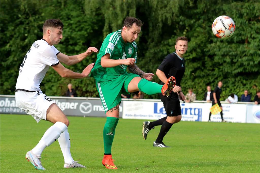Hecker-Cup 2023, 2. Halbfinale, FC Brünninghausen (weiss) vs. Holzwickeder SC (grün),Aufnahmeort: Dortmund, Sportplatz Aplerbeck (Waldstadion), Schwerter Str. 238,Aufnahmedatum: 28.07.2023,Copyright / Urheber Foto: Nils Foltynowicz, Dortmund Persönlich haftender EinzelunternehmerUSt-IdNr.: DE184104910E-Mail: folty@mailbox.org; fotos@folty.deWeb: www.folty.deTwitter: @FoltyFotoTel.: +49 (151) - 41 61 5000Veröffentlichung honorarpflichtig zzgl. 7 % Mehrwertsteuer.