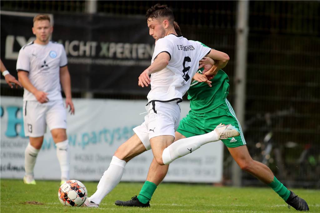 Hecker-Cup 2023, 2. Halbfinale, FC Brünninghausen (weiss) vs. Holzwickeder SC (grün),Aufnahmeort: Dortmund, Sportplatz Aplerbeck (Waldstadion), Schwerter Str. 238,Aufnahmedatum: 28.07.2023,Copyright / Urheber Foto: Nils Foltynowicz, Dortmund Persönlich haftender EinzelunternehmerUSt-IdNr.: DE184104910E-Mail: folty@mailbox.org; fotos@folty.deWeb: www.folty.deTwitter: @FoltyFotoTel.: +49 (151) - 41 61 5000Veröffentlichung honorarpflichtig zzgl. 7 % Mehrwertsteuer.