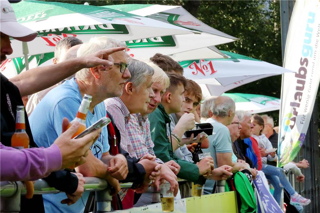 Hecker-Cup 2023, 2. Halbfinale, FC Brünninghausen (weiss) vs. Holzwickeder SC (grün),Aufnahmeort: Dortmund, Sportplatz Aplerbeck (Waldstadion), Schwerter Str. 238,Aufnahmedatum: 28.07.2023,Copyright / Urheber Foto: Nils Foltynowicz, Dortmund Persönlich haftender EinzelunternehmerUSt-IdNr.: DE184104910E-Mail: folty@mailbox.org; fotos@folty.deWeb: www.folty.deTwitter: @FoltyFotoTel.: +49 (151) - 41 61 5000Veröffentlichung honorarpflichtig zzgl. 7 % Mehrwertsteuer.