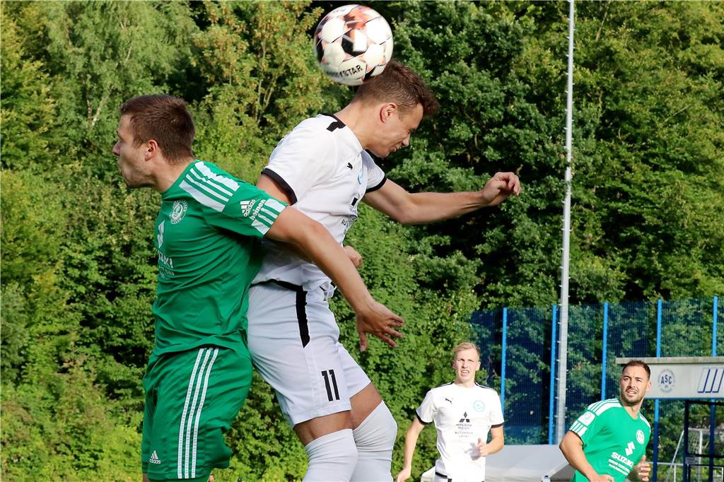 Hecker-Cup 2023, 2. Halbfinale, FC Brünninghausen (weiss) vs. Holzwickeder SC (grün),Aufnahmeort: Dortmund, Sportplatz Aplerbeck (Waldstadion), Schwerter Str. 238,Aufnahmedatum: 28.07.2023,Copyright / Urheber Foto: Nils Foltynowicz, Dortmund Persönlich haftender EinzelunternehmerUSt-IdNr.: DE184104910E-Mail: folty@mailbox.org; fotos@folty.deWeb: www.folty.deTwitter: @FoltyFotoTel.: +49 (151) - 41 61 5000Veröffentlichung honorarpflichtig zzgl. 7 % Mehrwertsteuer.
