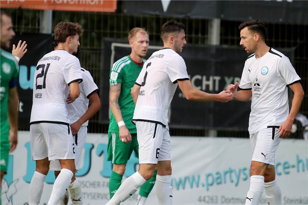 Hecker-Cup 2023, 2. Halbfinale, FC Brünninghausen (weiss) vs. Holzwickeder SC (grün),Aufnahmeort: Dortmund, Sportplatz Aplerbeck (Waldstadion), Schwerter Str. 238,Aufnahmedatum: 28.07.2023,Copyright / Urheber Foto: Nils Foltynowicz, Dortmund Persönlich haftender EinzelunternehmerUSt-IdNr.: DE184104910E-Mail: folty@mailbox.org; fotos@folty.deWeb: www.folty.deTwitter: @FoltyFotoTel.: +49 (151) - 41 61 5000Veröffentlichung honorarpflichtig zzgl. 7 % Mehrwertsteuer.