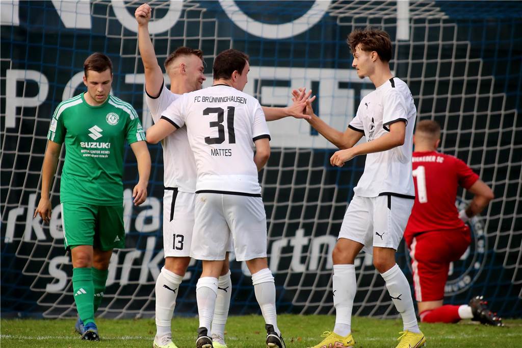 Hecker-Cup 2023, 2. Halbfinale, FC Brünninghausen (weiss) vs. Holzwickeder SC (grün),Aufnahmeort: Dortmund, Sportplatz Aplerbeck (Waldstadion), Schwerter Str. 238,Aufnahmedatum: 28.07.2023,Copyright / Urheber Foto: Nils Foltynowicz, Dortmund Persönlich haftender EinzelunternehmerUSt-IdNr.: DE184104910E-Mail: folty@mailbox.org; fotos@folty.deWeb: www.folty.deTwitter: @FoltyFotoTel.: +49 (151) - 41 61 5000Veröffentlichung honorarpflichtig zzgl. 7 % Mehrwertsteuer.