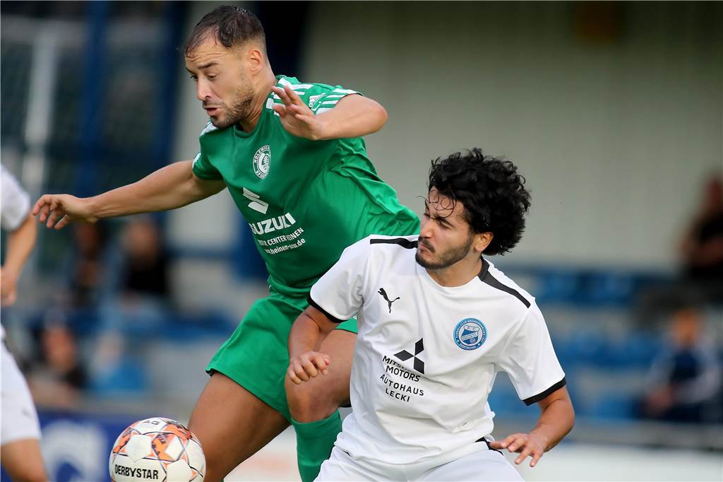 Hecker-Cup 2023, 2. Halbfinale, FC Brünninghausen (weiss) vs. Holzwickeder SC (grün),Aufnahmeort: Dortmund, Sportplatz Aplerbeck (Waldstadion), Schwerter Str. 238,Aufnahmedatum: 28.07.2023,Copyright / Urheber Foto: Nils Foltynowicz, Dortmund Persönlich haftender EinzelunternehmerUSt-IdNr.: DE184104910E-Mail: folty@mailbox.org; fotos@folty.deWeb: www.folty.deTwitter: @FoltyFotoTel.: +49 (151) - 41 61 5000Veröffentlichung honorarpflichtig zzgl. 7 % Mehrwertsteuer.