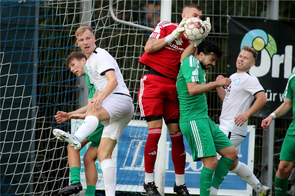Hecker-Cup 2023, 2. Halbfinale, FC Brünninghausen (weiss) vs. Holzwickeder SC (grün),Aufnahmeort: Dortmund, Sportplatz Aplerbeck (Waldstadion), Schwerter Str. 238,Aufnahmedatum: 28.07.2023,Copyright / Urheber Foto: Nils Foltynowicz, Dortmund Persönlich haftender EinzelunternehmerUSt-IdNr.: DE184104910E-Mail: folty@mailbox.org; fotos@folty.deWeb: www.folty.deTwitter: @FoltyFotoTel.: +49 (151) - 41 61 5000Veröffentlichung honorarpflichtig zzgl. 7 % Mehrwertsteuer.