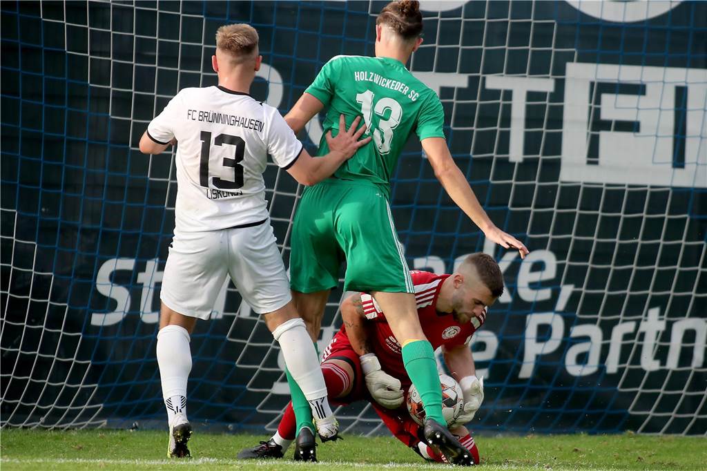Hecker-Cup 2023, 2. Halbfinale, FC Brünninghausen (weiss) vs. Holzwickeder SC (grün),Aufnahmeort: Dortmund, Sportplatz Aplerbeck (Waldstadion), Schwerter Str. 238,Aufnahmedatum: 28.07.2023,Copyright / Urheber Foto: Nils Foltynowicz, Dortmund Persönlich haftender EinzelunternehmerUSt-IdNr.: DE184104910E-Mail: folty@mailbox.org; fotos@folty.deWeb: www.folty.deTwitter: @FoltyFotoTel.: +49 (151) - 41 61 5000Veröffentlichung honorarpflichtig zzgl. 7 % Mehrwertsteuer.