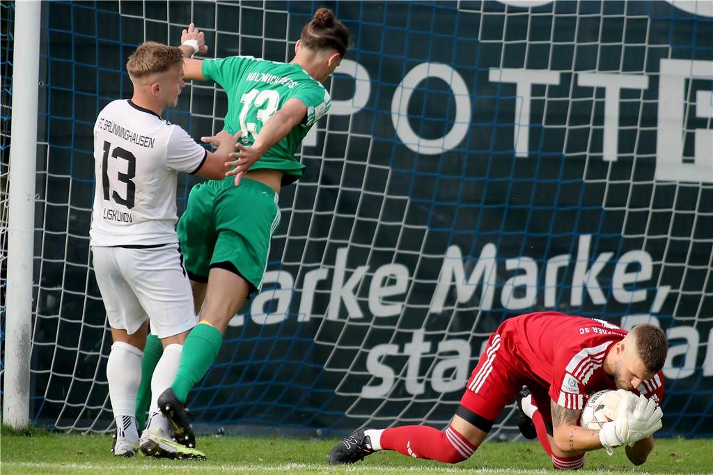 Hecker-Cup 2023, 2. Halbfinale, FC Brünninghausen (weiss) vs. Holzwickeder SC (grün),Aufnahmeort: Dortmund, Sportplatz Aplerbeck (Waldstadion), Schwerter Str. 238,Aufnahmedatum: 28.07.2023,Copyright / Urheber Foto: Nils Foltynowicz, Dortmund Persönlich haftender EinzelunternehmerUSt-IdNr.: DE184104910E-Mail: folty@mailbox.org; fotos@folty.deWeb: www.folty.deTwitter: @FoltyFotoTel.: +49 (151) - 41 61 5000Veröffentlichung honorarpflichtig zzgl. 7 % Mehrwertsteuer.