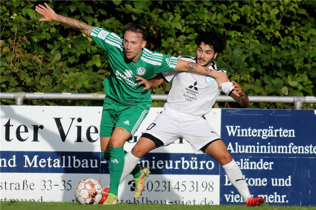 Hecker-Cup 2023, 2. Halbfinale, FC Brünninghausen (weiss) vs. Holzwickeder SC (grün),Aufnahmeort: Dortmund, Sportplatz Aplerbeck (Waldstadion), Schwerter Str. 238,Aufnahmedatum: 28.07.2023,Copyright / Urheber Foto: Nils Foltynowicz, Dortmund Persönlich haftender EinzelunternehmerUSt-IdNr.: DE184104910E-Mail: folty@mailbox.org; fotos@folty.deWeb: www.folty.deTwitter: @FoltyFotoTel.: +49 (151) - 41 61 5000Veröffentlichung honorarpflichtig zzgl. 7 % Mehrwertsteuer.