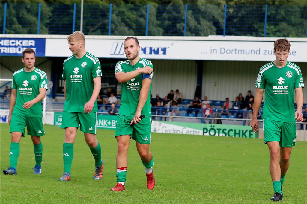 Hecker-Cup 2023, 2. Halbfinale, FC Brünninghausen (weiss) vs. Holzwickeder SC (grün),Aufnahmeort: Dortmund, Sportplatz Aplerbeck (Waldstadion), Schwerter Str. 238,Aufnahmedatum: 28.07.2023,Copyright / Urheber Foto: Nils Foltynowicz, Dortmund Persönlich haftender EinzelunternehmerUSt-IdNr.: DE184104910E-Mail: folty@mailbox.org; fotos@folty.deWeb: www.folty.deTwitter: @FoltyFotoTel.: +49 (151) - 41 61 5000Veröffentlichung honorarpflichtig zzgl. 7 % Mehrwertsteuer.