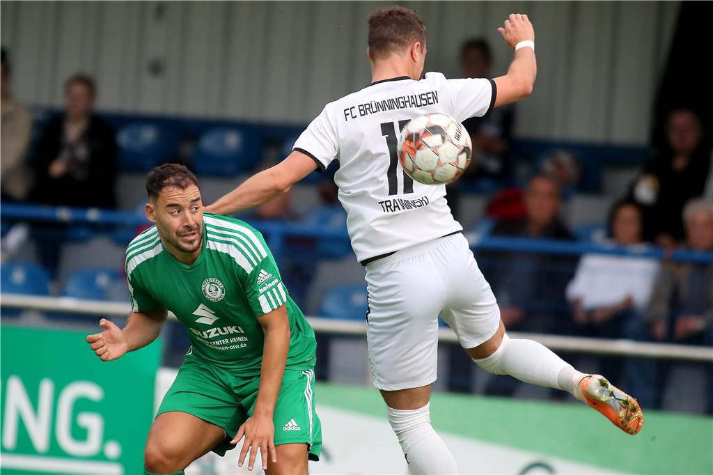 Hecker-Cup 2023, 2. Halbfinale, FC Brünninghausen (weiss) vs. Holzwickeder SC (grün),Aufnahmeort: Dortmund, Sportplatz Aplerbeck (Waldstadion), Schwerter Str. 238,Aufnahmedatum: 28.07.2023,Copyright / Urheber Foto: Nils Foltynowicz, Dortmund Persönlich haftender EinzelunternehmerUSt-IdNr.: DE184104910E-Mail: folty@mailbox.org; fotos@folty.deWeb: www.folty.deTwitter: @FoltyFotoTel.: +49 (151) - 41 61 5000Veröffentlichung honorarpflichtig zzgl. 7 % Mehrwertsteuer.