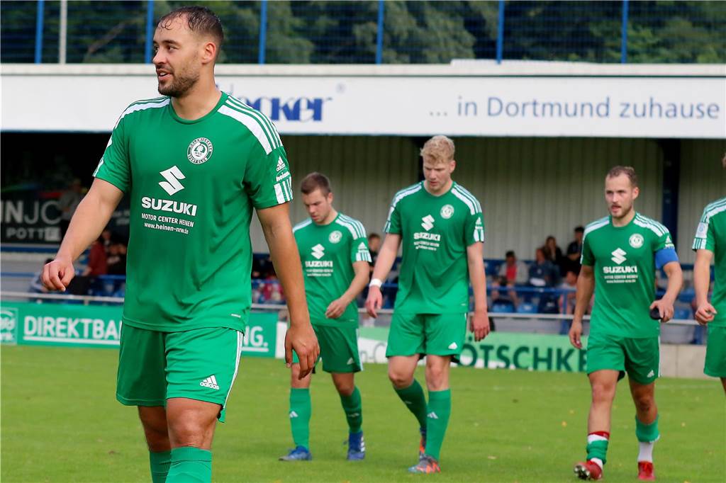 Hecker-Cup 2023, 2. Halbfinale, FC Brünninghausen (weiss) vs. Holzwickeder SC (grün),Aufnahmeort: Dortmund, Sportplatz Aplerbeck (Waldstadion), Schwerter Str. 238,Aufnahmedatum: 28.07.2023,Copyright / Urheber Foto: Nils Foltynowicz, Dortmund Persönlich haftender EinzelunternehmerUSt-IdNr.: DE184104910E-Mail: folty@mailbox.org; fotos@folty.deWeb: www.folty.deTwitter: @FoltyFotoTel.: +49 (151) - 41 61 5000Veröffentlichung honorarpflichtig zzgl. 7 % Mehrwertsteuer.