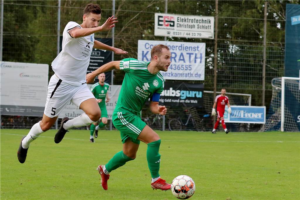 Hecker-Cup 2023, 2. Halbfinale, FC Brünninghausen (weiss) vs. Holzwickeder SC (grün),Aufnahmeort: Dortmund, Sportplatz Aplerbeck (Waldstadion), Schwerter Str. 238,Aufnahmedatum: 28.07.2023,Copyright / Urheber Foto: Nils Foltynowicz, Dortmund Persönlich haftender EinzelunternehmerUSt-IdNr.: DE184104910E-Mail: folty@mailbox.org; fotos@folty.deWeb: www.folty.deTwitter: @FoltyFotoTel.: +49 (151) - 41 61 5000Veröffentlichung honorarpflichtig zzgl. 7 % Mehrwertsteuer.