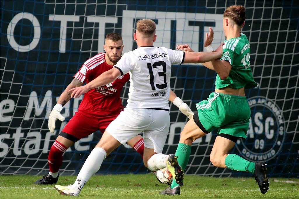 Hecker-Cup 2023, 2. Halbfinale, FC Brünninghausen (weiss) vs. Holzwickeder SC (grün),Aufnahmeort: Dortmund, Sportplatz Aplerbeck (Waldstadion), Schwerter Str. 238,Aufnahmedatum: 28.07.2023,Copyright / Urheber Foto: Nils Foltynowicz, Dortmund Persönlich haftender EinzelunternehmerUSt-IdNr.: DE184104910E-Mail: folty@mailbox.org; fotos@folty.deWeb: www.folty.deTwitter: @FoltyFotoTel.: +49 (151) - 41 61 5000Veröffentlichung honorarpflichtig zzgl. 7 % Mehrwertsteuer.