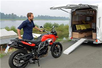 Heckklappe und Rampe machen es möglich: In diesem Wohnmobil parkt das Motorrad während der Fahrt quasi direkt im Wohnzimmer. Foto: Judith Michaelis