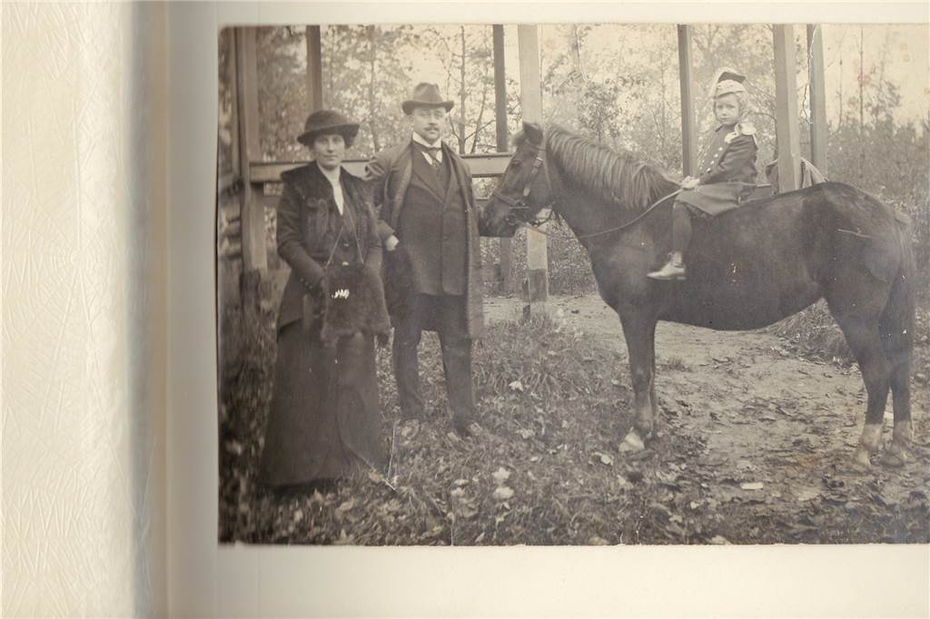 Seit sieben Generationen gehört das Pferd zur Familie Terhörst Hedwig Decker in Uniform auf dem Pony zusammen mit ihren Eltern.