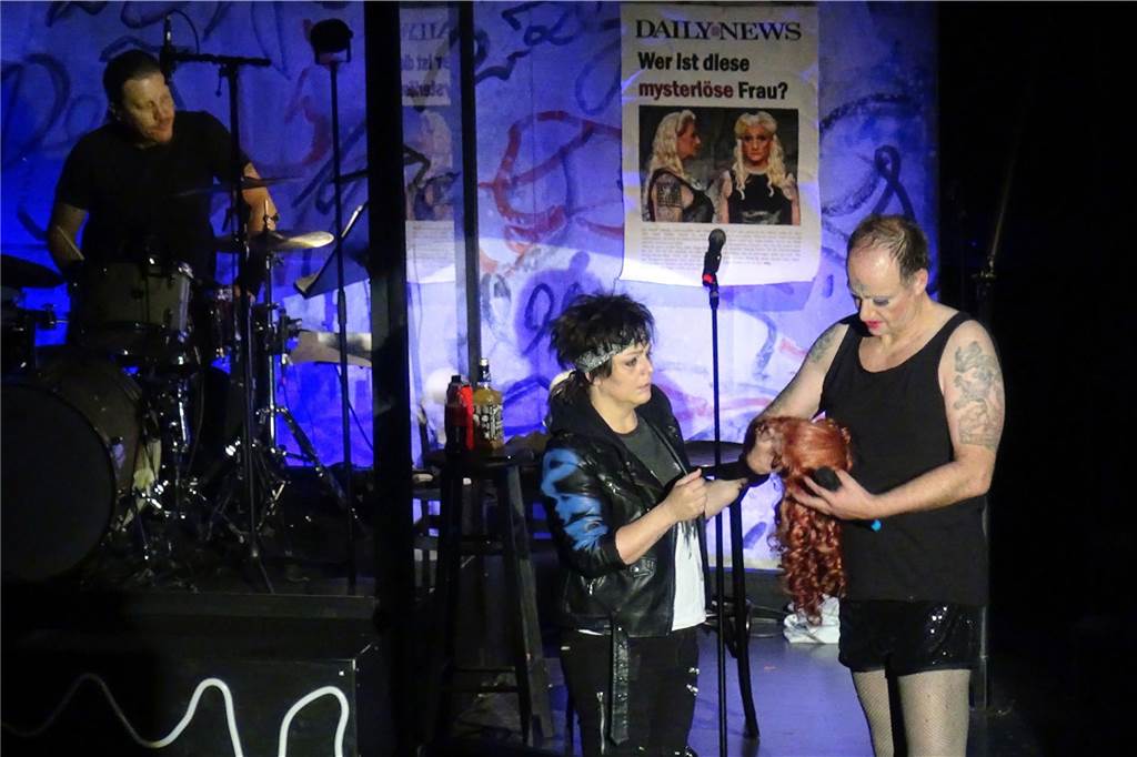 „Hedwig and the Angry Inch“: Viele Besucher gingen nach der Pause Hedwig geht also in die USA. Sie tourt als Rocksängerin mit ihrer Band „The Angry Inch“ durch die ganze Welt.