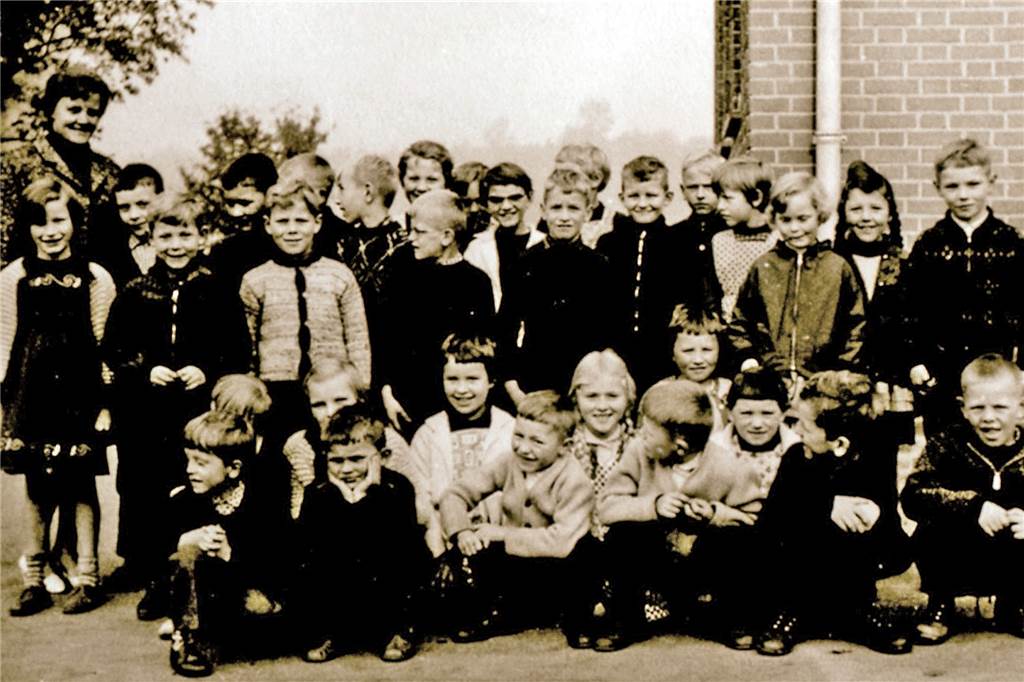 Hedwig Holtkötters langer Weg vom Fräulein zur Rektorin Hedwig Holtkötter mit ihren Schülern an der Quantwicker Schule