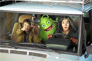 Hedwig Kümmelsaft (Anke Engelke), Tom (Milo Parker) und Hugo bei einer Geisterfahrt.