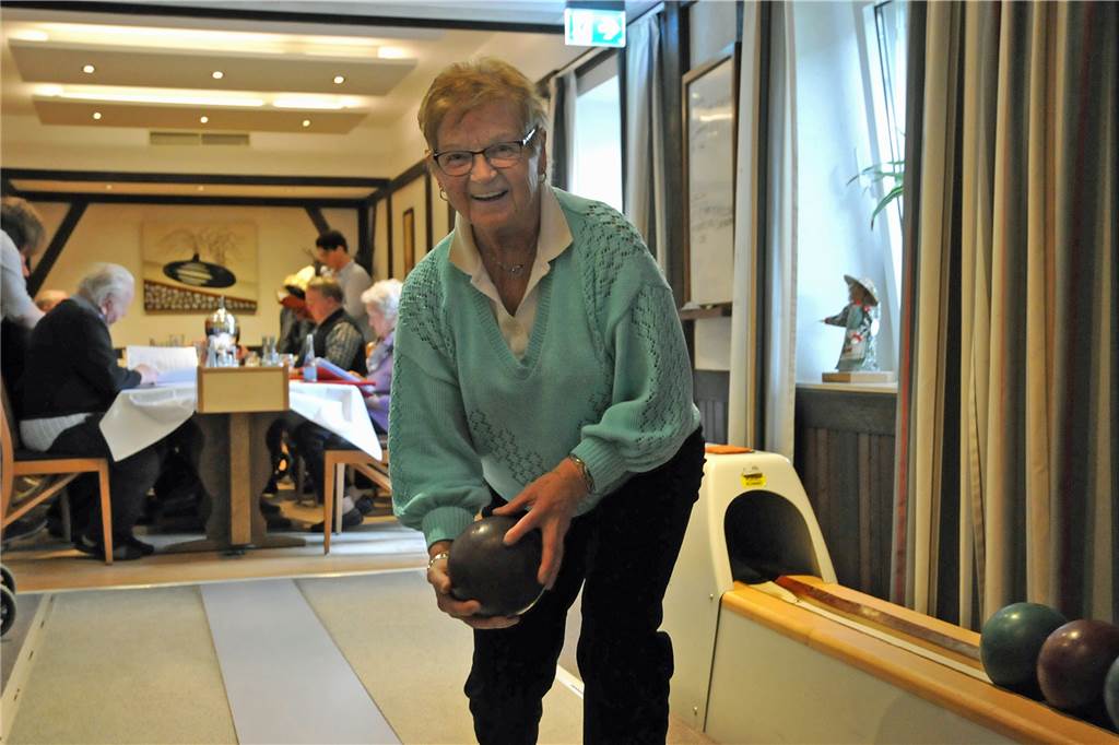 Sportliche Senioren: Stadtlohner „Knackis“ und „Legdener Spätlese“ messen sich beim Kegeln Hedwig Lauber hat zum ersten Mal seit zwanzig Jahren wieder gekegelt.