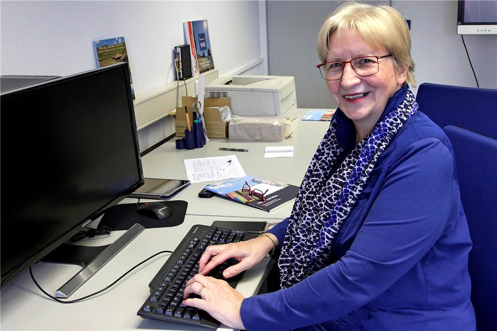 Hedwig Müller steht an der VHS jetzt wöchentlich Halterner Senioren als Ansprechpartnerin der Digitalsprechstunde zur Verfügung.