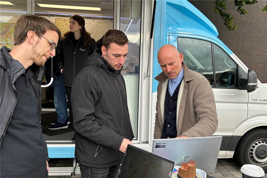 Franz-Josef Weilinghoff und Linus Dahm schauen auf einen Laptop.