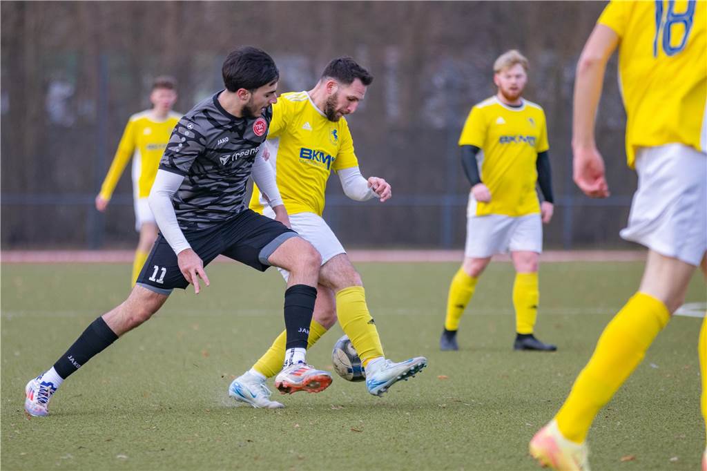 Neues System des BSV Heeren trägt erste Früchte Heerens Ali-Sammy Moussa setzt sich hier beim 5:0 gegen den TSC Kamen gegen seinen Gegenspieler Kubilay Kanar durch.