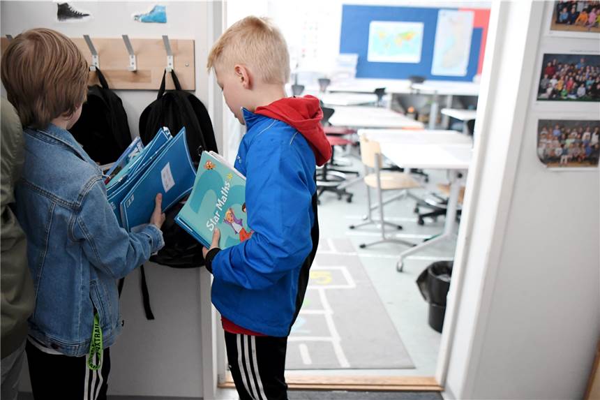 Schüler-Inzidenz in Dortmund über 5000er-Marke - weitere Schulen dicht Hefte einpacken: An mehreren Dortmunder Schulen muss wieder der Präsenzunterricht eingestellt werden.