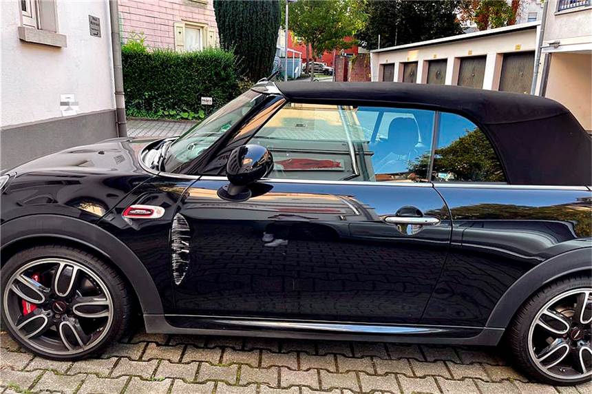 Schock am Feierabend: Auto auf dem Parkplatz schwer beschädigt Heftig beschädigt fand Mona zur Nieden ihren schwarzen Mini-Cooper auf dem Parkplatz an der Kleppingstraße vor, als sie von der Arbeit zurückkam. Der Verursacher war geflüchtet.