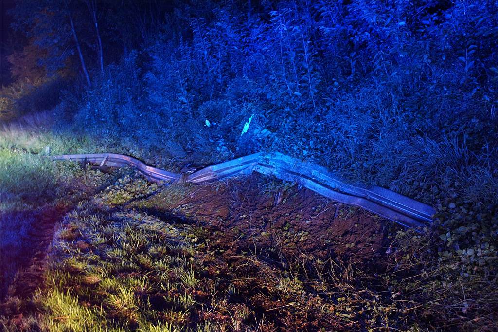 Mit Video - Zu schnell: 29-Jähriger verliert Kontrolle über 400-PS-Audi Heftig muss der Aufprall gewesen sein, denn die Leitplanke wurde ein paar Meter in die Böschung gedrückt.