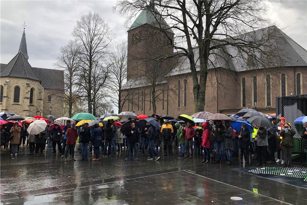 500 Vredener gehen für ihr Grundwasser auf die Straße: Protest gegen Abpumpen Heftige Regenschauer konnten fast 500 Vredener nicht vom Protest gegen die SGW-Grundwasserentnahme abhalten.