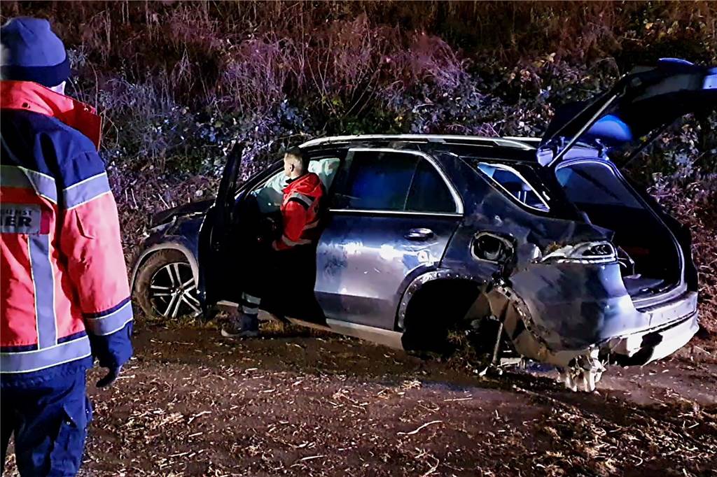 Heftiger Auffahrunfall rund 500 Meter vor dem Parkplatz Haus Reck, hier der beteiligte Mercedes.