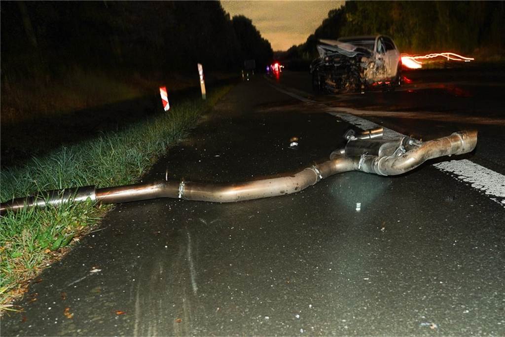 ddddd Heftiger Unfall auf der Emscherallee an der Kreuzung Ellinghauser Straße in Mengede: Zwei Autos krachten am Sonntagabend ineinander. Beide Fahrer wurden schwer verletzt. Die Unfallaufnahme und Bergung der Wracks dauerte stundenlang.
