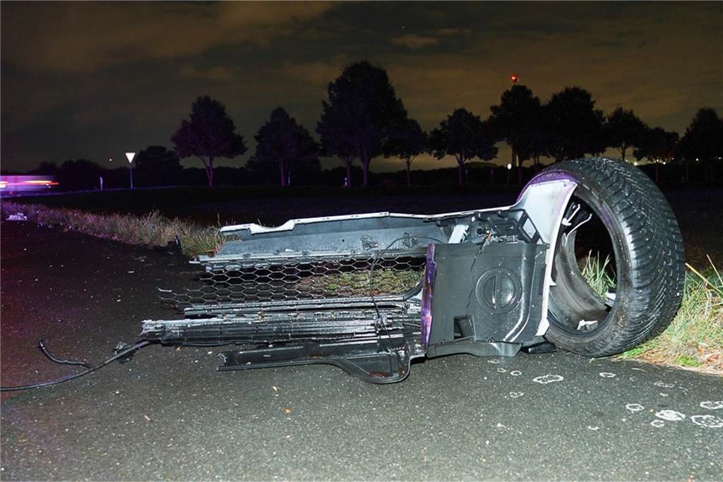Heftiger Unfall auf der Emscherallee an der Kreuzung Ellinghauser Straße in Mengede: Zwei Autos krachten am Sonntagabend ineinander. Beide Fahrer wurden schwer verletzt. Die Unfallaufnahme und Bergung der Wracks dauerte stundenlang.