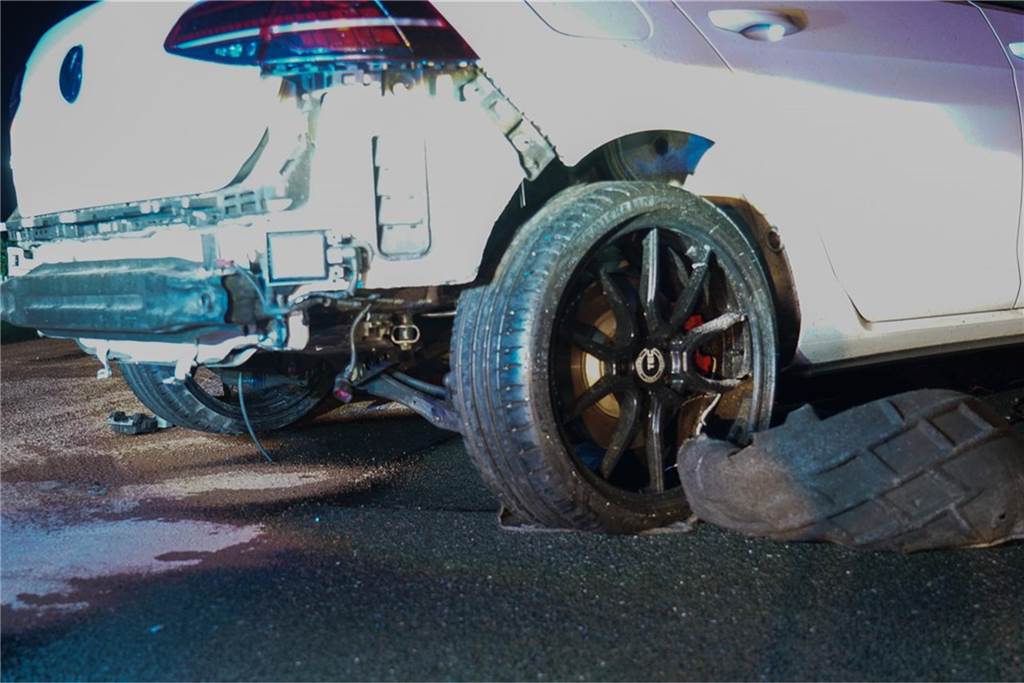 Heftiger Unfall auf der Emscherallee an der Kreuzung Ellinghauser Straße in Mengede: Zwei Autos krachten am Sonntagabend ineinander. Beide Fahrer wurden schwer verletzt. Die Unfallaufnahme und Bergung der Wracks dauerte stundenlang.