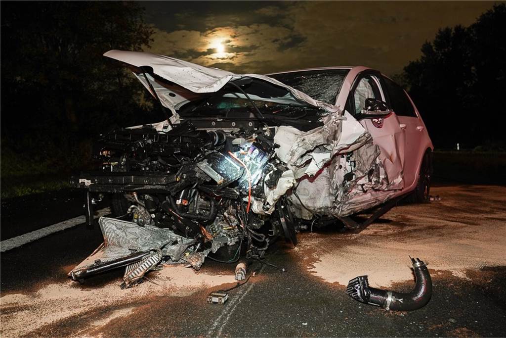 Heftiger Unfall auf der Emscherallee an der Kreuzung Ellinghauser Straße in Mengede: Zwei Autos krachten am Sonntagabend ineinander. Beide Fahrer wurden schwer verletzt. Die Unfallaufnahme und Bergung der Wracks dauerte stundenlang.