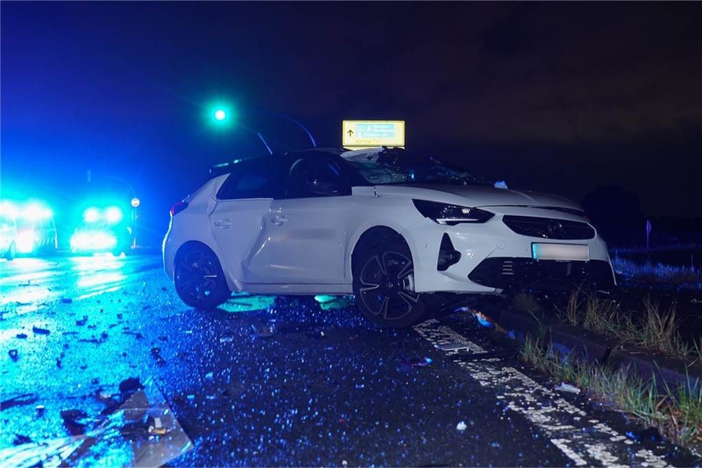 Heftiger Unfall auf der Emscherallee an der Kreuzung Ellinghauser Straße in Mengede: Zwei Autos krachten am Sonntagabend ineinander. Beide Fahrer wurden schwer verletzt. Die Unfallaufnahme und Bergung der Wracks dauerte stundenlang.